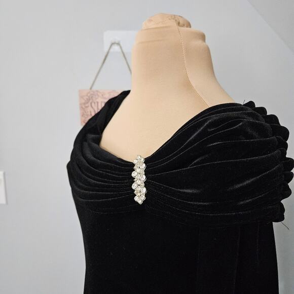 Xscape by Joanna Chen Black Crushed Velvet Rhinestone Brooch Dressy Top Small - Picture 6 of 15